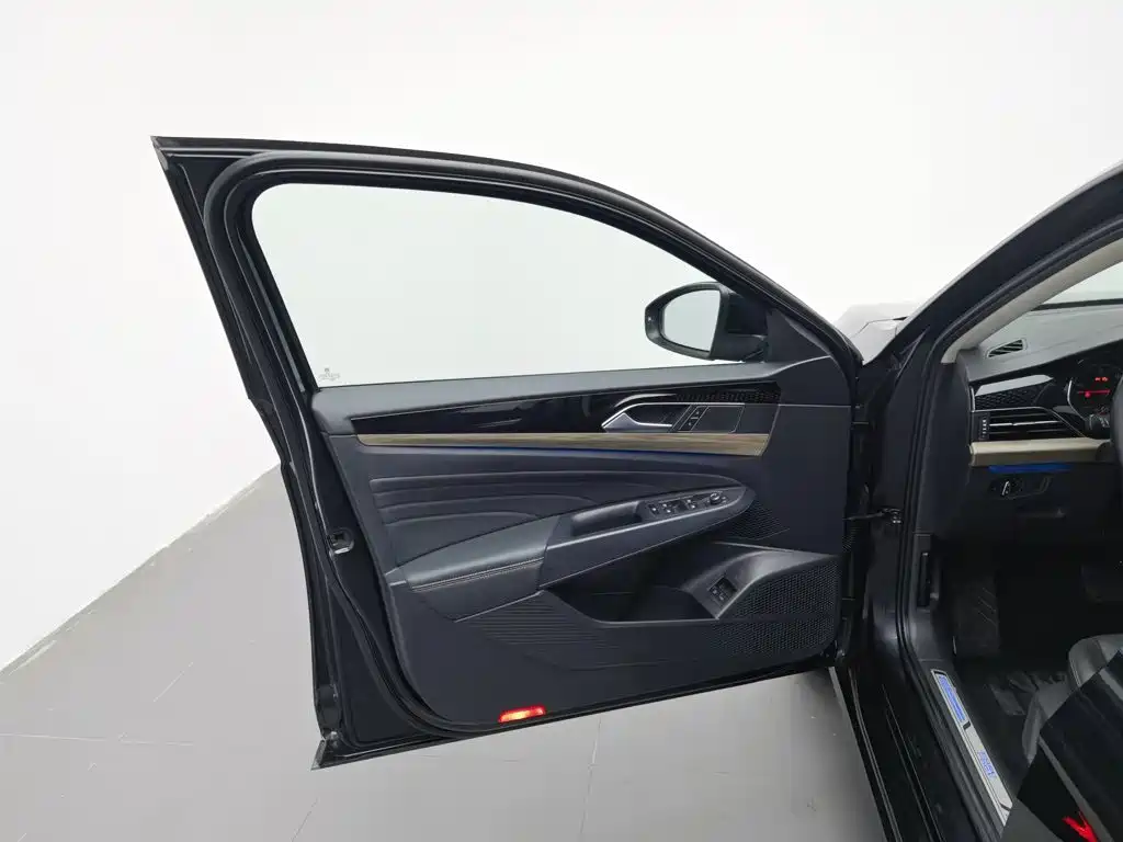Volkswagen Passat PHEV — миниатюра 8
