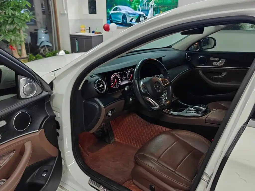 Mercedes-Benz E-Class — миниатюра 7