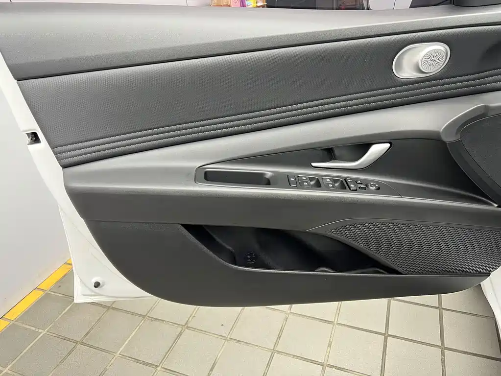 Hyundai Elantra — миниатюра 16