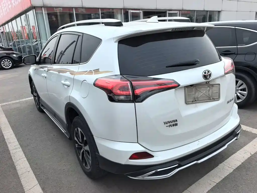 Toyota RAV4 — миниатюра 5