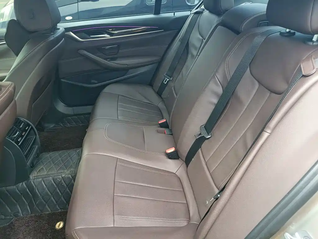 BMW 5 Series — миниатюра 13