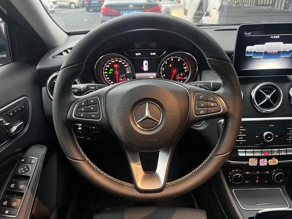 MERCEDES-BENZ GLA