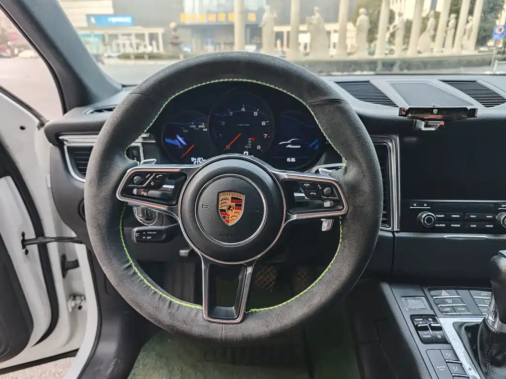 PORSCHE MACAN