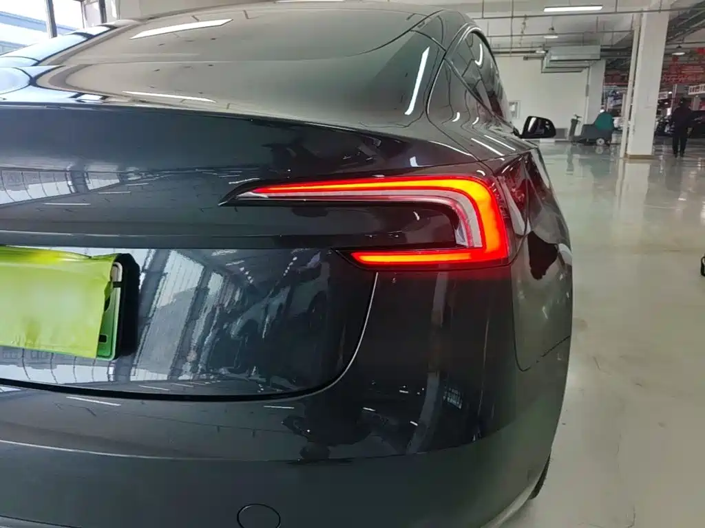 Tesla Model 3 — миниатюра 8