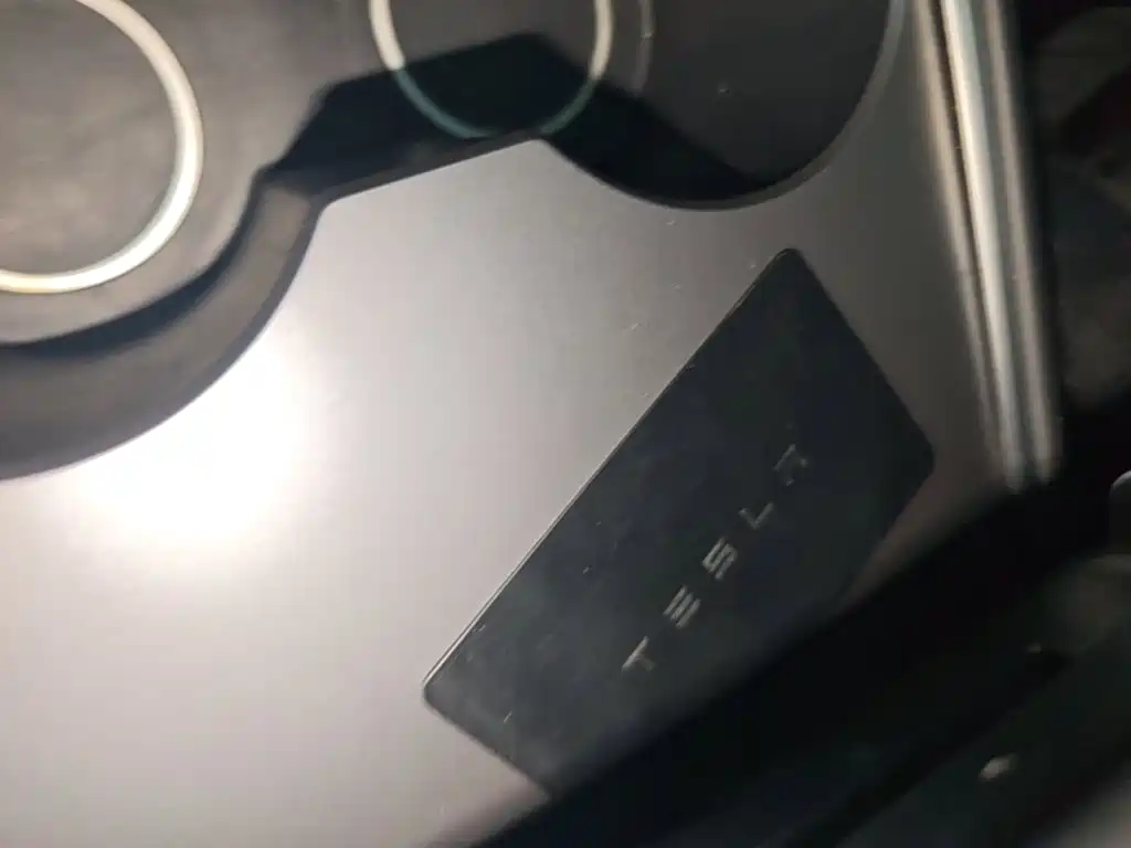 Tesla Model Y — миниатюра 9