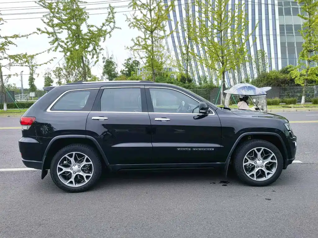 Jeep Grand Cherokee (Import) — миниатюра 2
