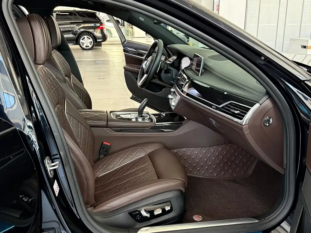 BMW 7 Series — миниатюра 11
