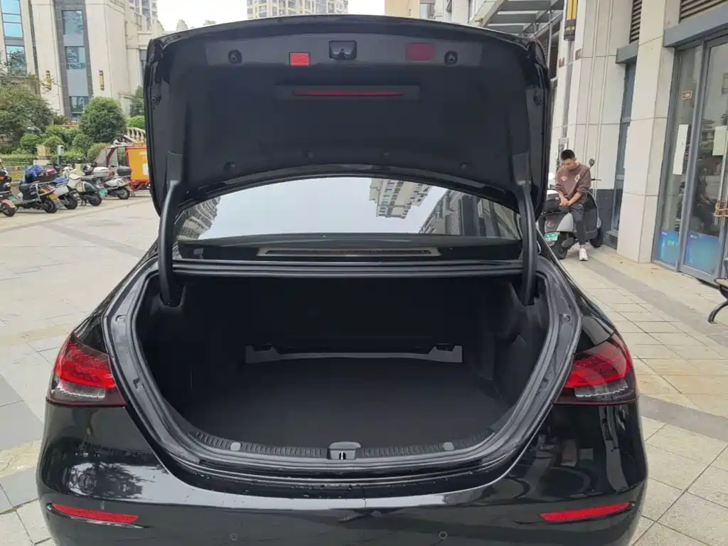Mercedes-Benz E-Class — миниатюра 19