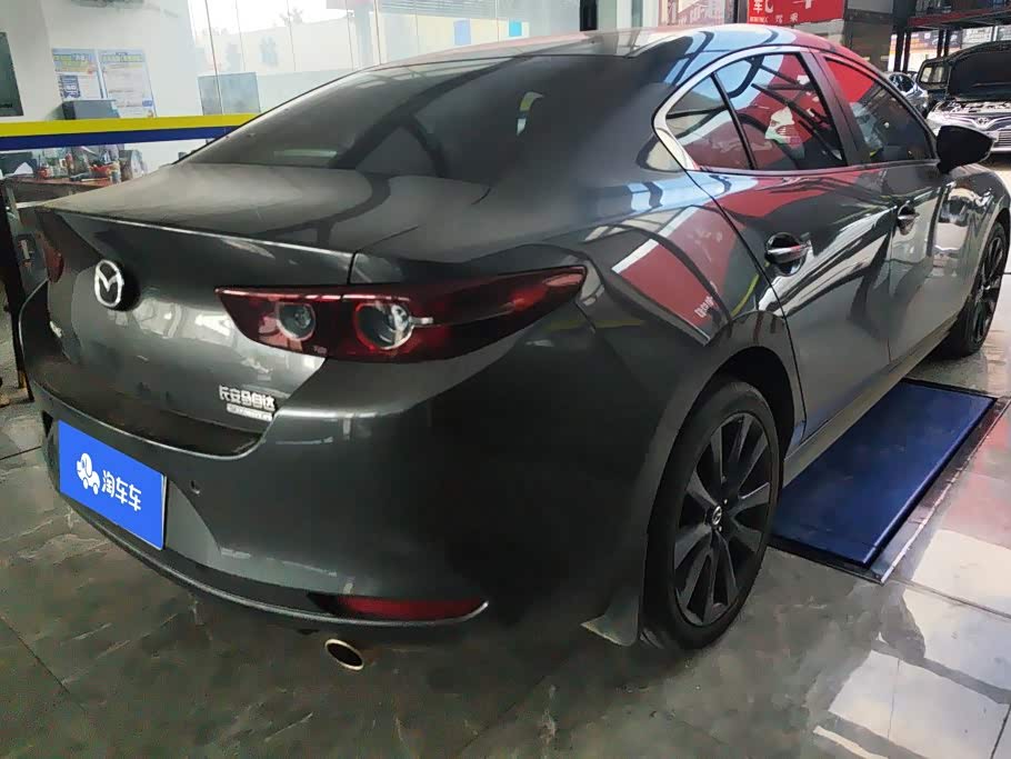 Mazda Mazda3 Axela 2.0 л 2024 г. Серебристо-серый, пробег 30900 км
