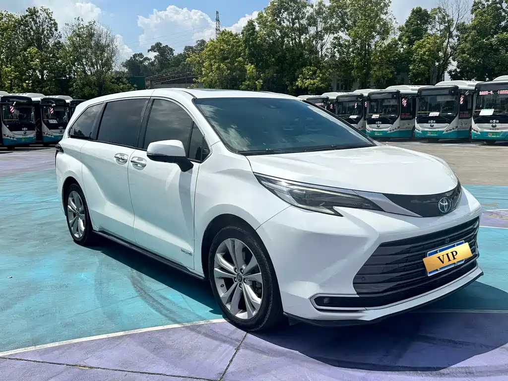 Toyota Sienna — миниатюра 2