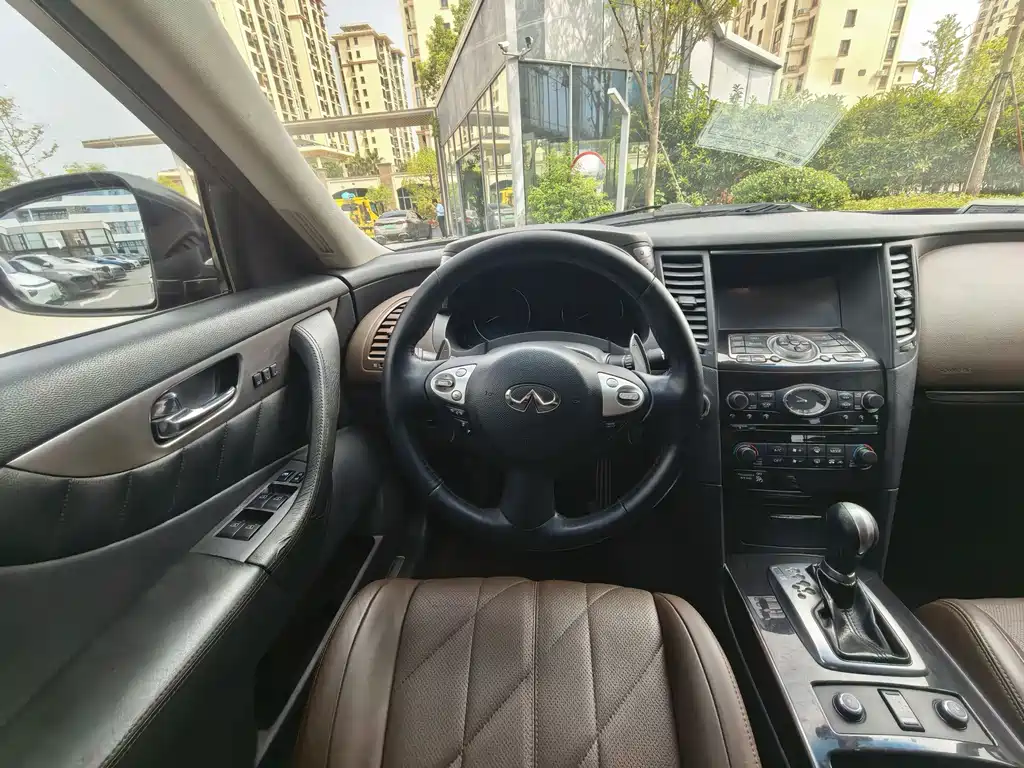 Infiniti QX70 — миниатюра 9