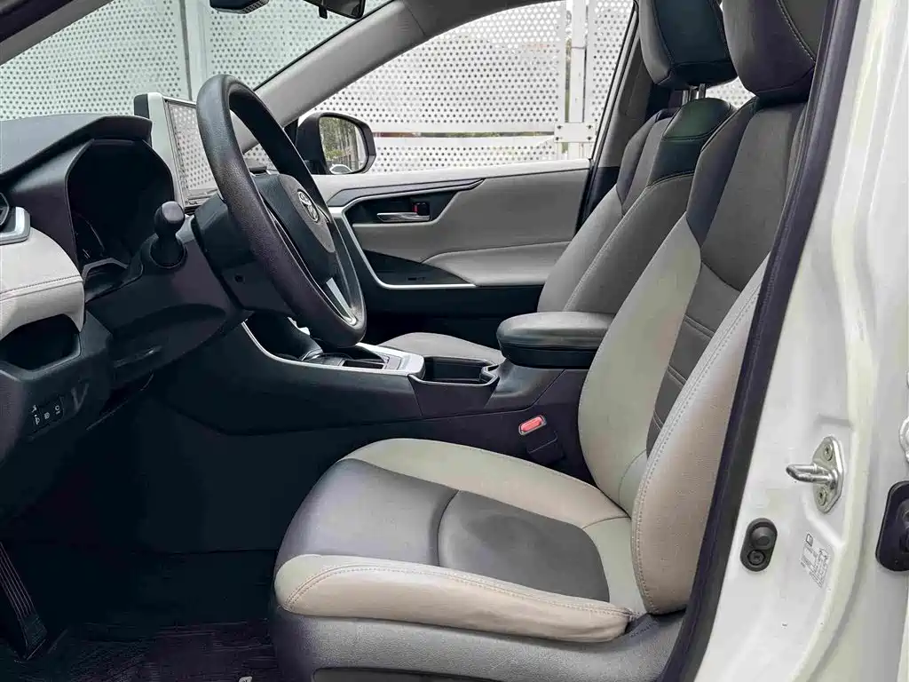 Toyota RAV4 — миниатюра 4