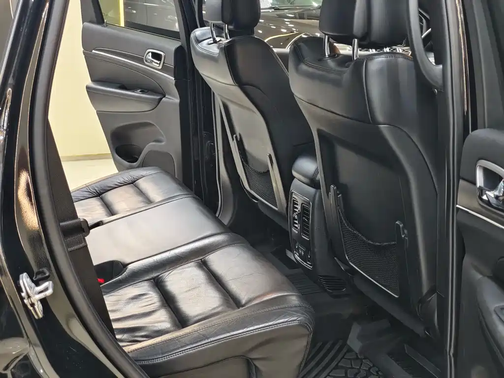 Jeep Grand Cherokee (Import) — миниатюра 11