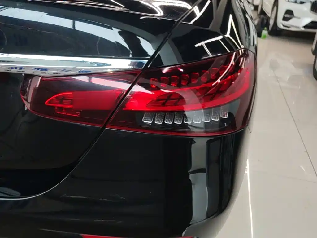 Mercedes-Benz E-Class — миниатюра 8