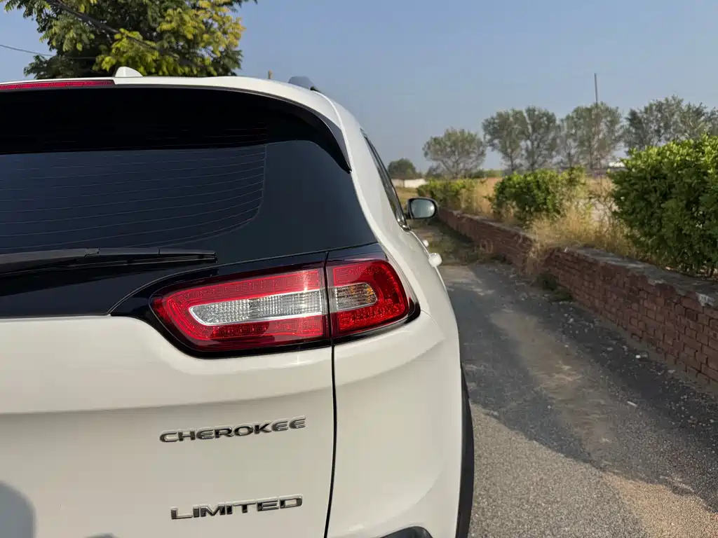 Jeep Cherokee — миниатюра 28