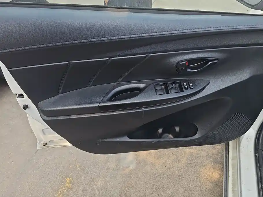 Toyota Yaris L — миниатюра 7