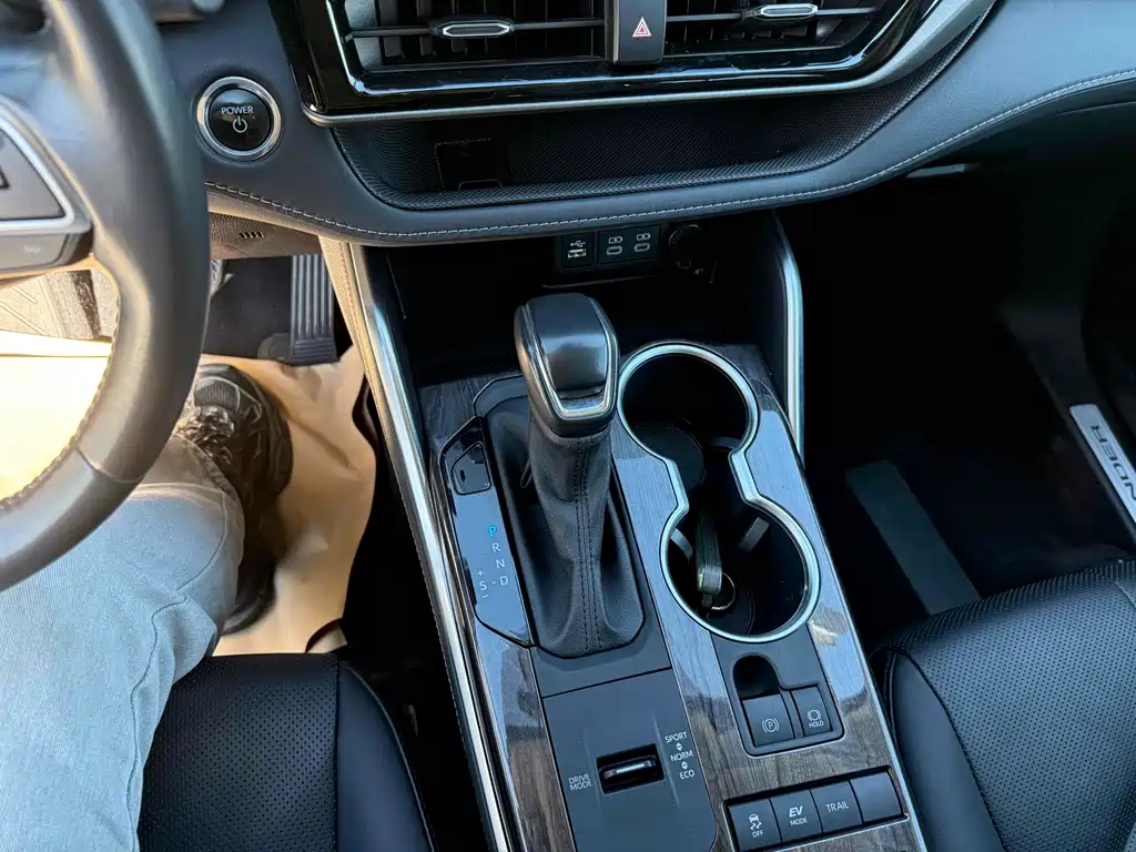 Toyota Highlander 2024 2.5L Luxury 7 мест