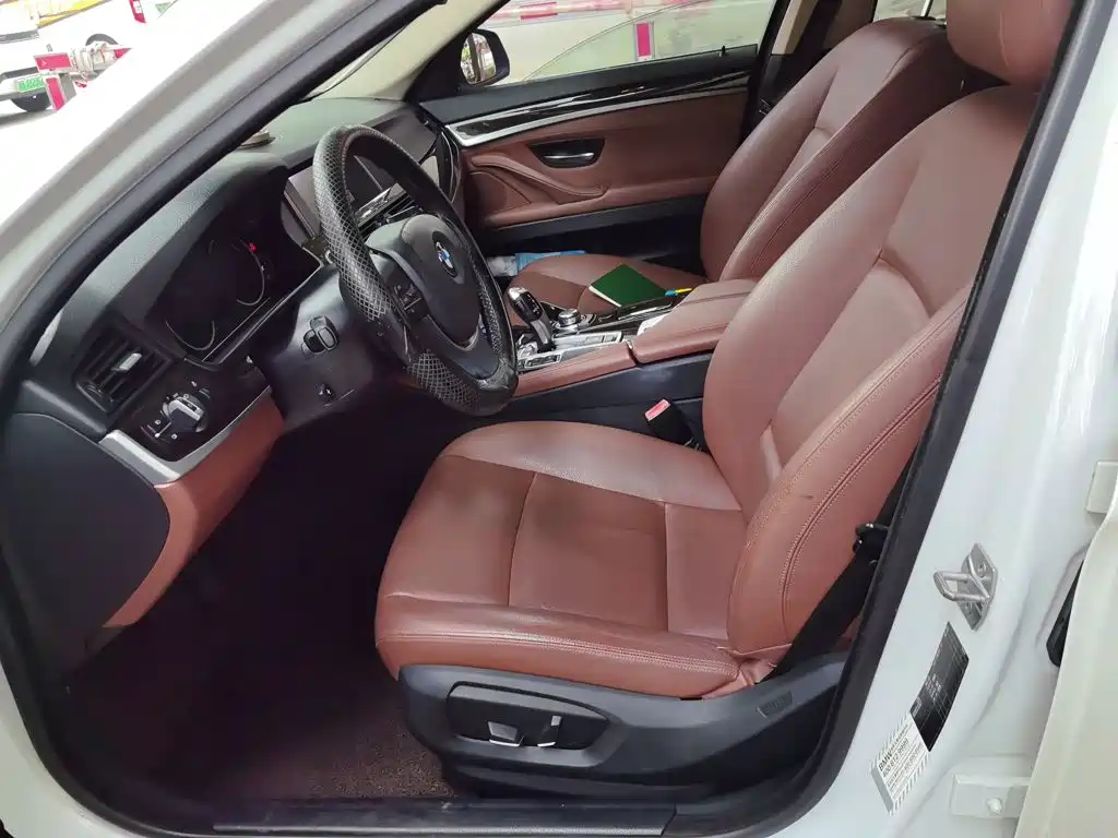 BMW 5 Series — миниатюра 11
