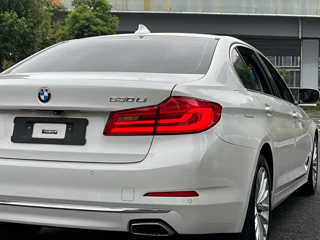 BMW 5 Series — миниатюра 7