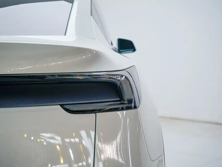 Tesla Model Y — миниатюра 15