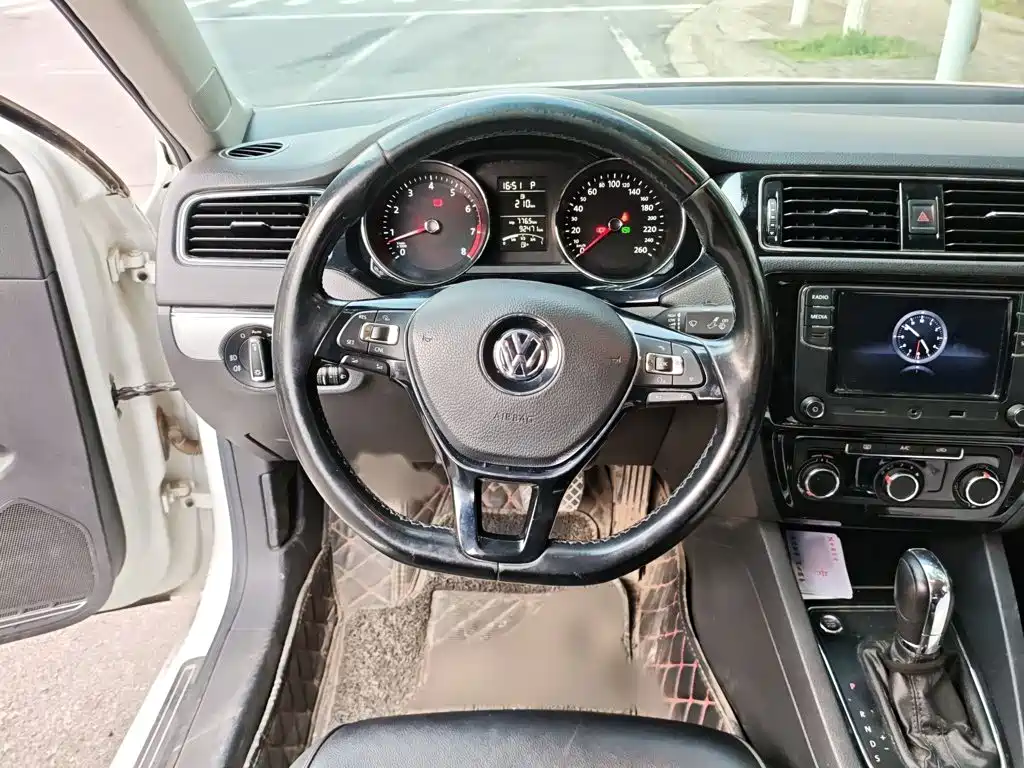 Volkswagen Sagitar 2018 1.6L AT Comfort