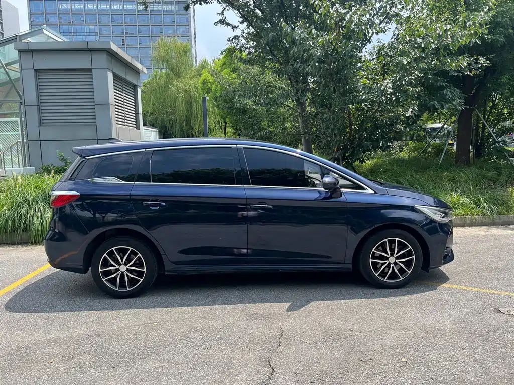 BYD MAX — миниатюра 4