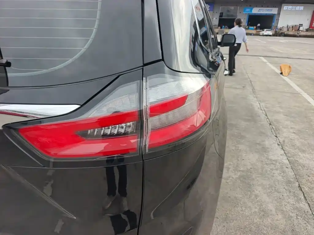 Ford Edge — миниатюра 8