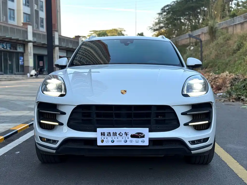 PORSCHE MACAN