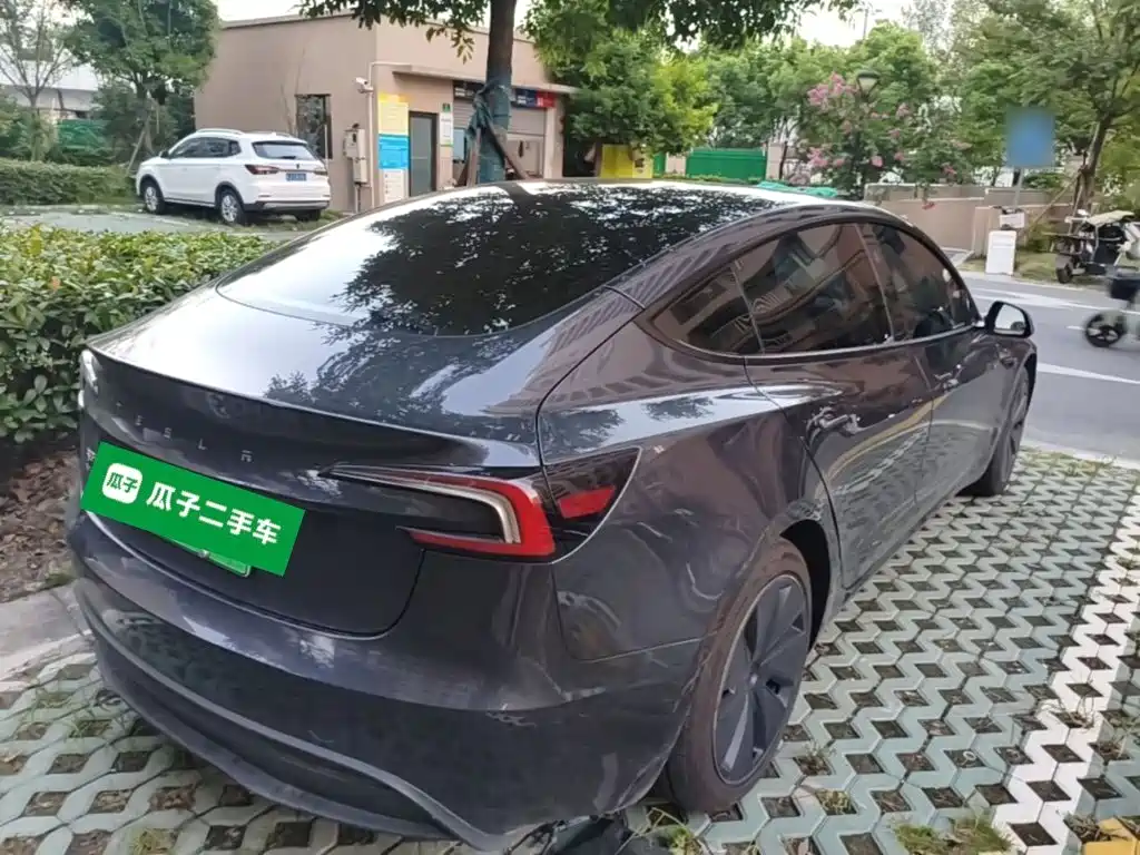 Tesla Model 3 — миниатюра 7