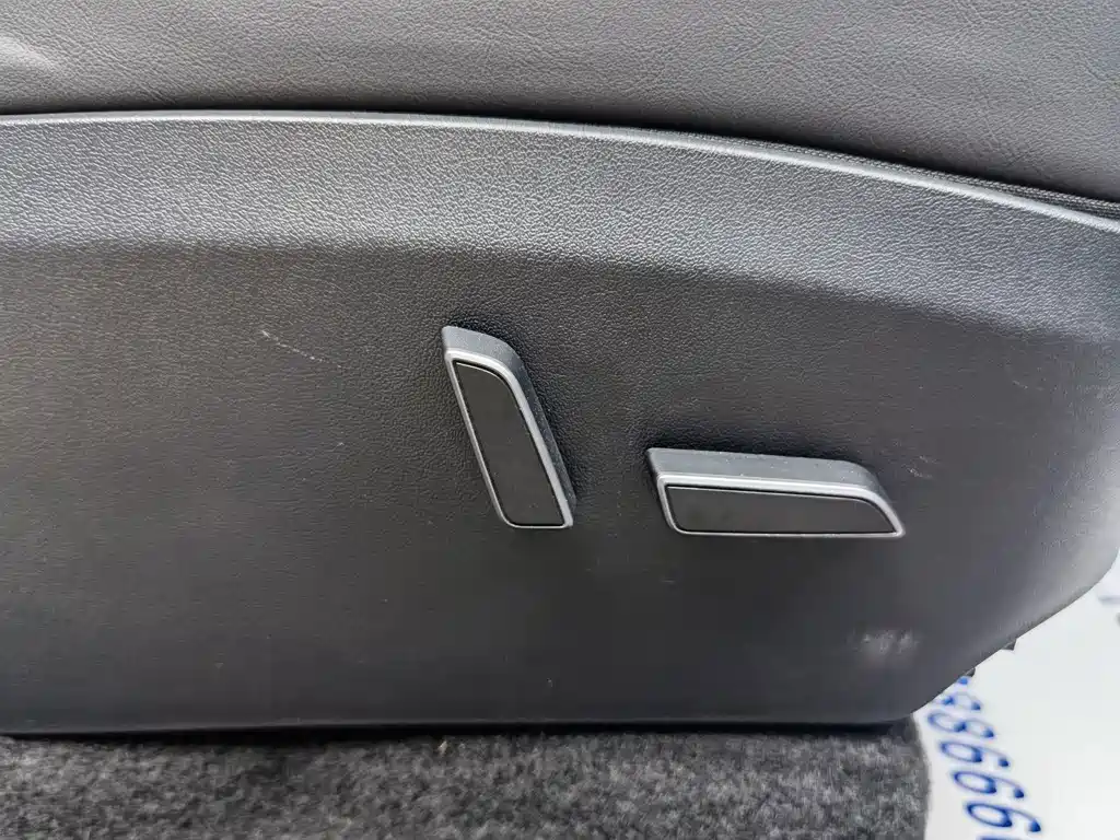 Tesla Model Y — миниатюра 16