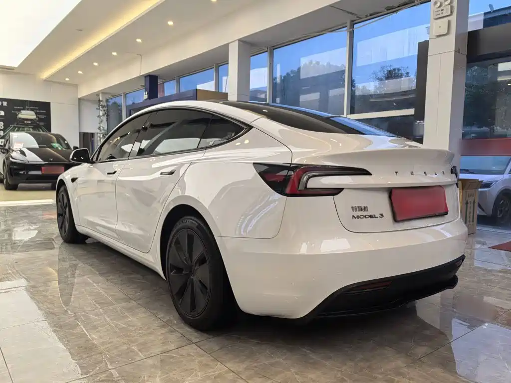 Tesla Model 3 — миниатюра 7