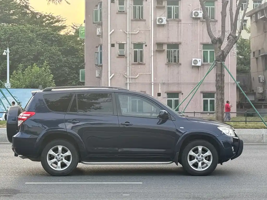 Toyota RAV4 — миниатюра 4