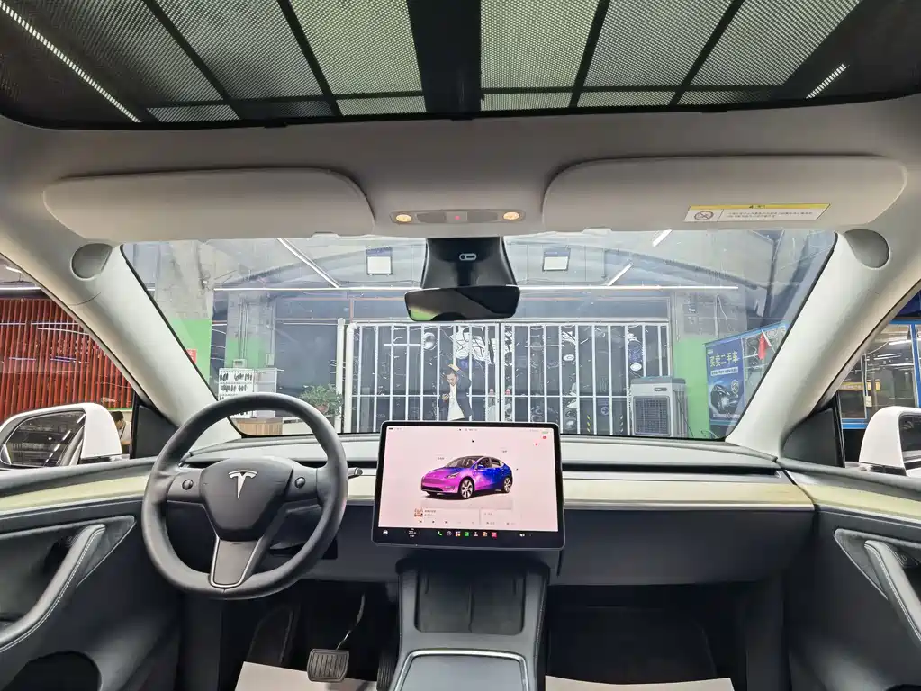 Tesla Model Y — миниатюра 7