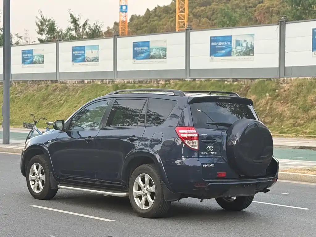 Toyota RAV4 — миниатюра 7