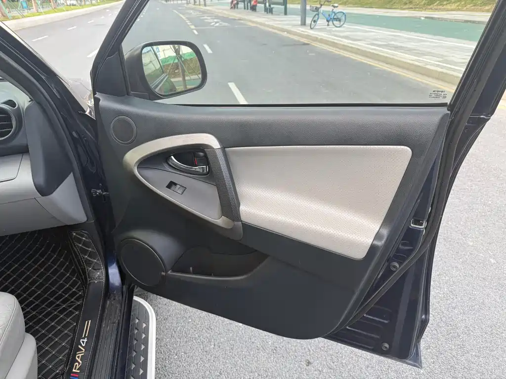 Toyota RAV4 — миниатюра 17