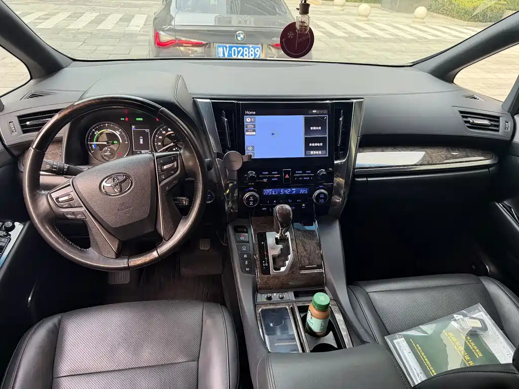 Toyota Alphard — миниатюра 3