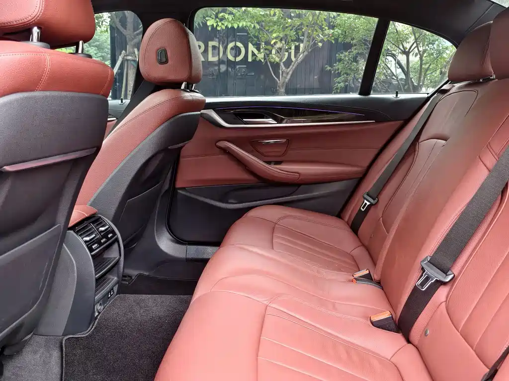 BMW 5 Series — миниатюра 9