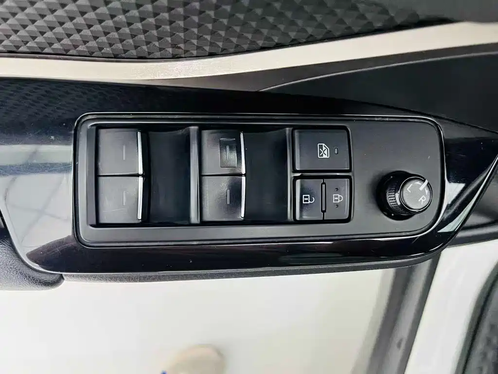 Toyota C-HR EV — миниатюра 13
