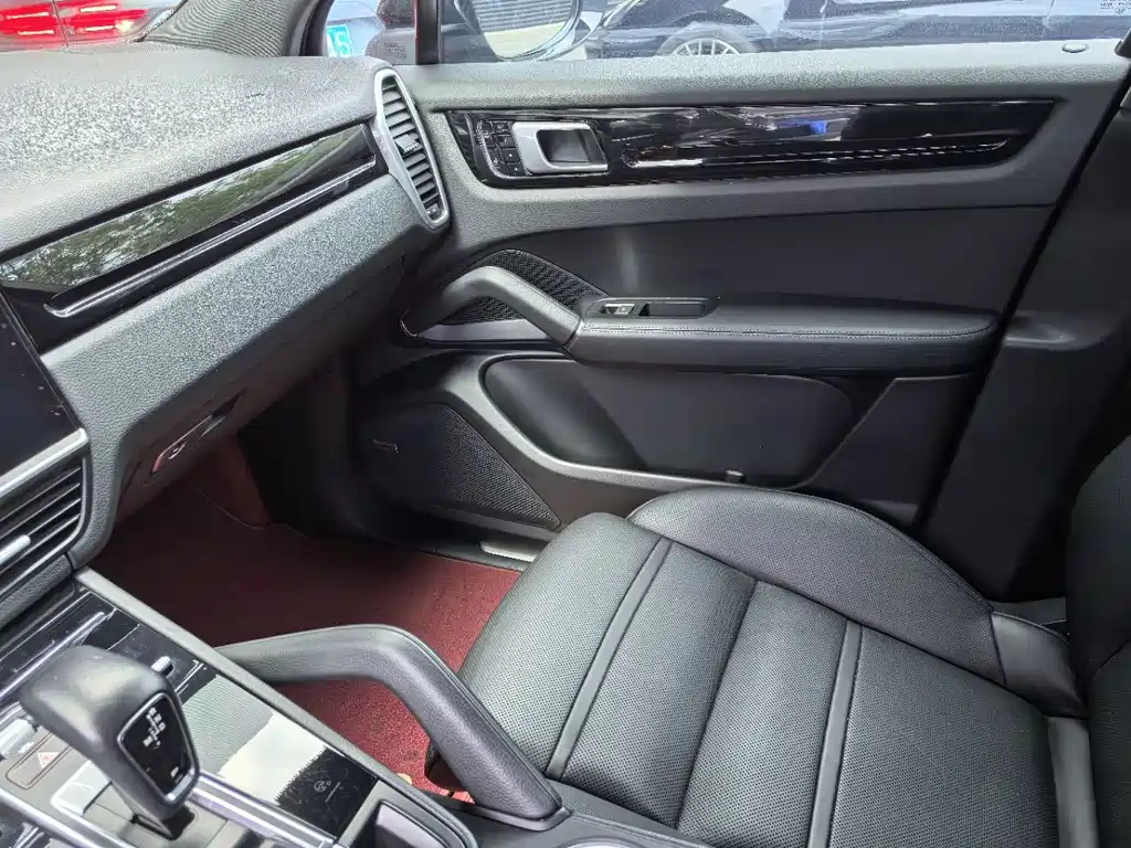 Porsche Cayenne — миниатюра 12