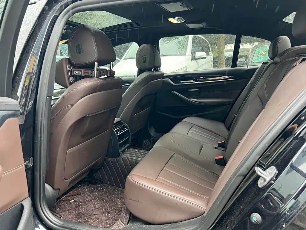 BMW 5 Series — миниатюра 7