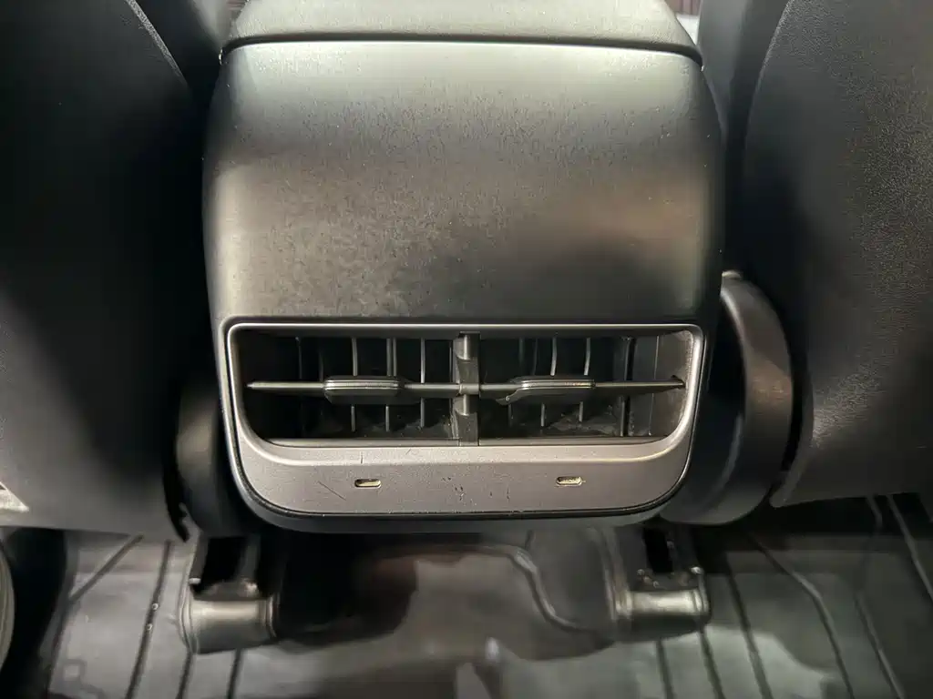 Tesla Model Y — миниатюра 13