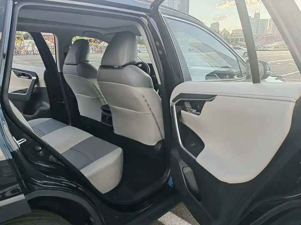 Toyota RAV4 — миниатюра 15