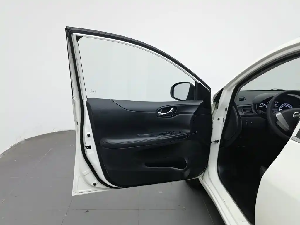 Nissan Tiida — миниатюра 8