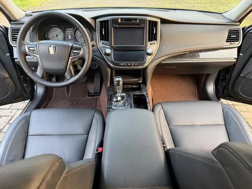 Toyota Crown — миниатюра 19