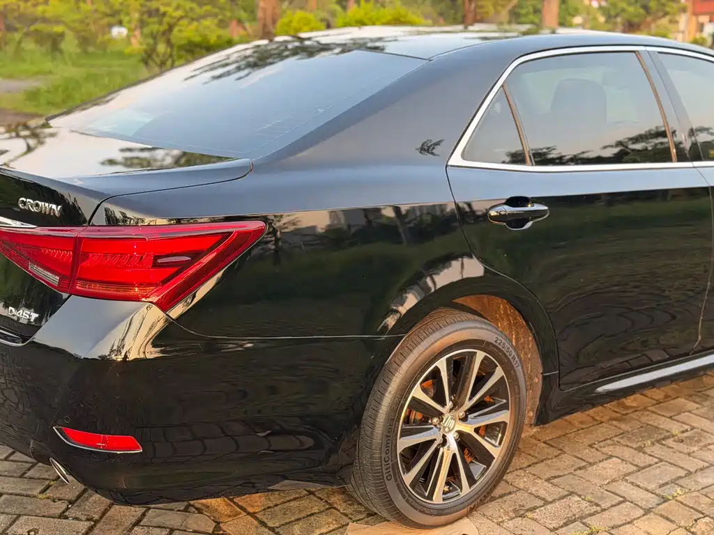 Toyota Crown — миниатюра 10