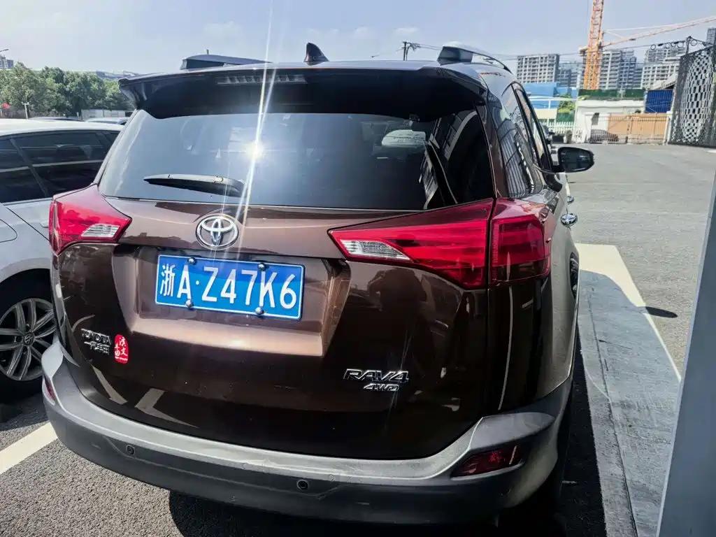 Toyota RAV4 — миниатюра 6