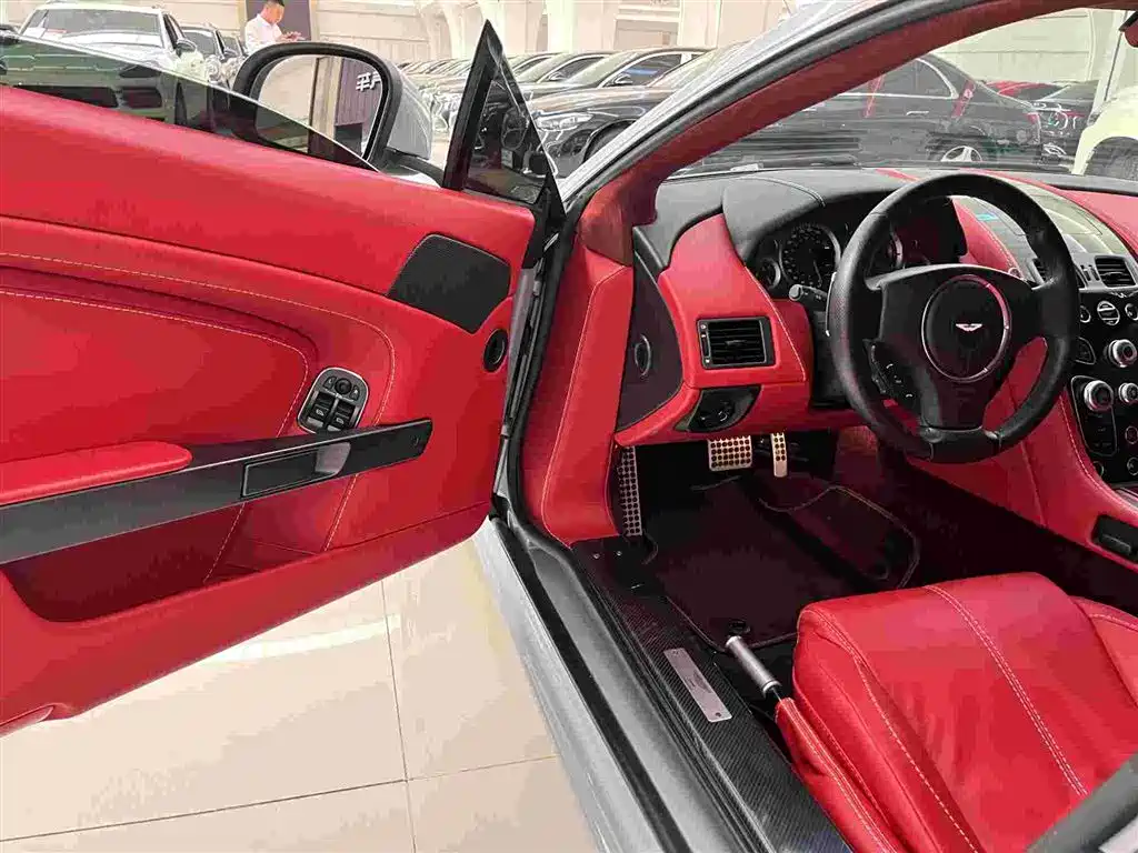 ASTON MARTIN V8 VANTAGE