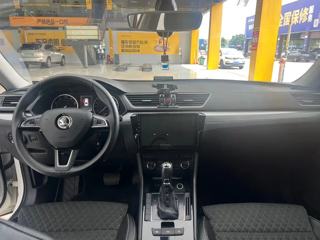 Skoda Superb — миниатюра 6