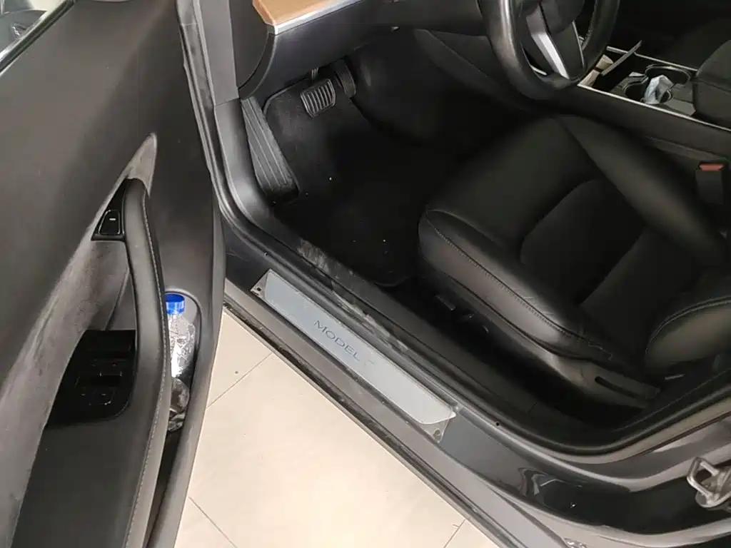 Tesla Model 3 — миниатюра 16