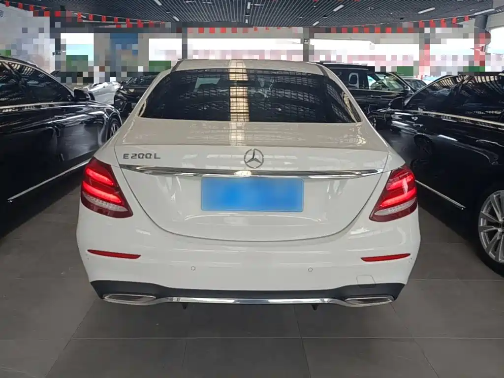 Mercedes-Benz E-Class — миниатюра 6